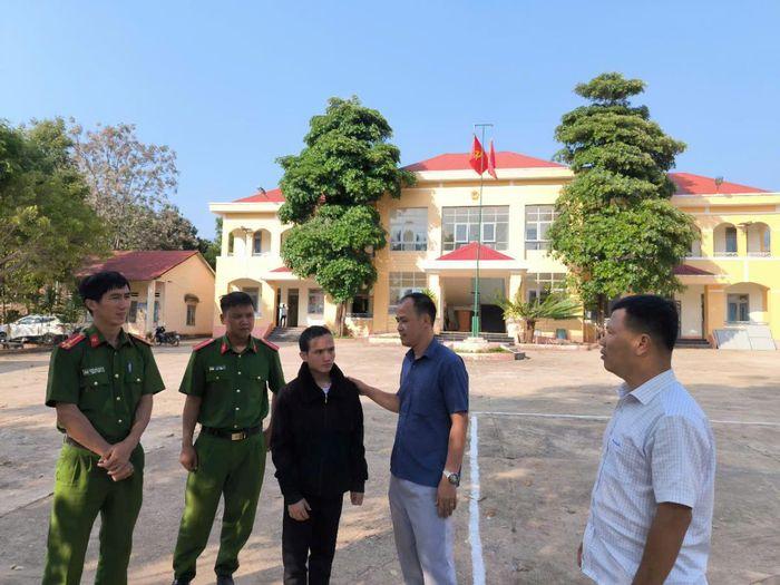 A Nhanh (đứng giữa) được đưa về an toàn tại xã Đăk Na
