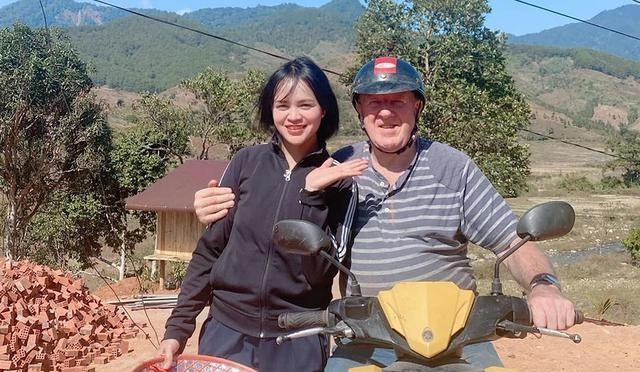 Chị Y Gia Nhi cùng khách nước ngoài trong chuyến du lịch tham quan thác Siu Puông Chị Y Gia Nhi cùng khách nước ngoài trong chuyến du lịch tham quan thác Siu Puông