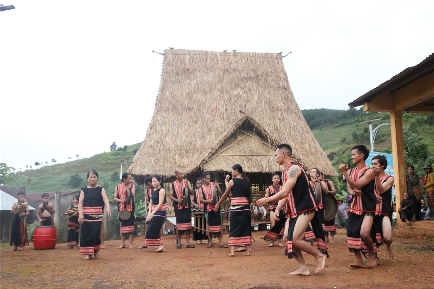 Đồng bào Xơ Đăng ở làng Lê Văng, xã Đăk Na, huyện Tu Mơ Rông trình diễn cồng chiêng, múa xoang phục vụ Đoàn khảo sát