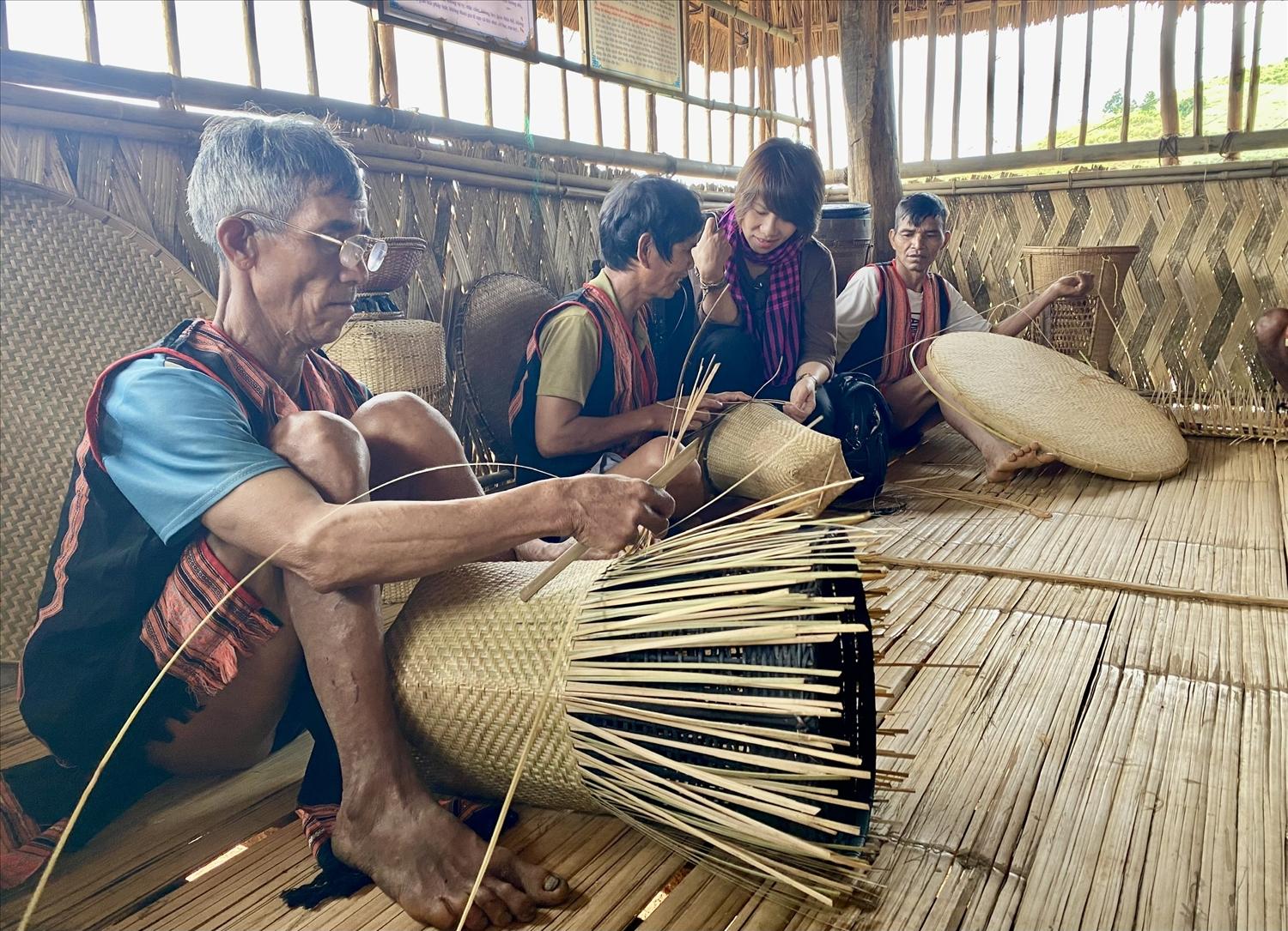 Hiện nay trong xã Đăk Na còn rất nhiều nghệ nhân đan lát, với các sản phẩm truyền thống như: Rổ, rá, nia, gùi để phục vụ nhu cầu cuộc sống