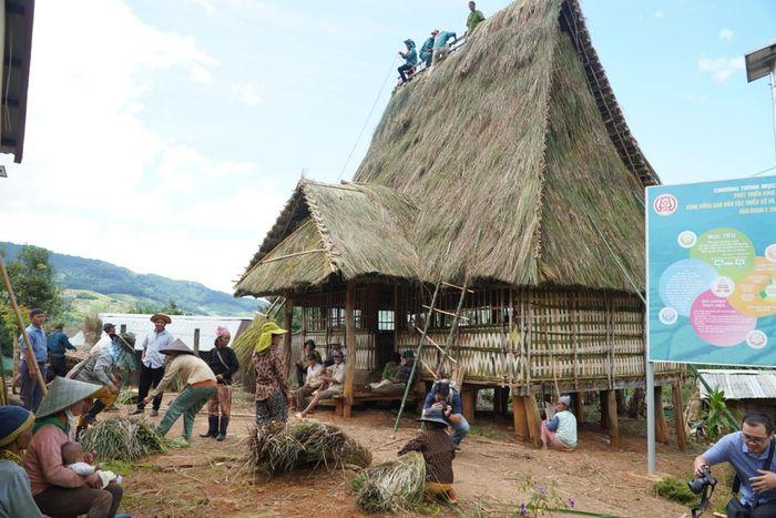 Bà con Xơ Đăng luôn nêu cao tinh thần đoàn kết, chung sức sửa chữa nhà rông. Ảnh: Văn Tùng