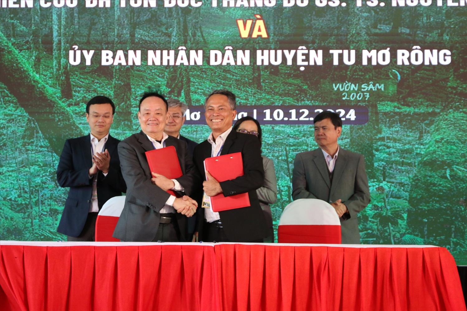 Nhóm nghiên cứu ký kết với UBND huyện Tu Mơ Rông về nghiên cứu và chuyển giao phương pháp kiểm nghiệm phân biệt nhanh sâm Ngọc Linh với các loại sâm khác Nhóm nghiên cứu ký kết với UBND huyện Tu Mơ Rông về nghiên cứu và chuyển giao phương pháp kiểm nghiệm phân biệt nhanh sâm Ngọc Linh với các loại sâm khác