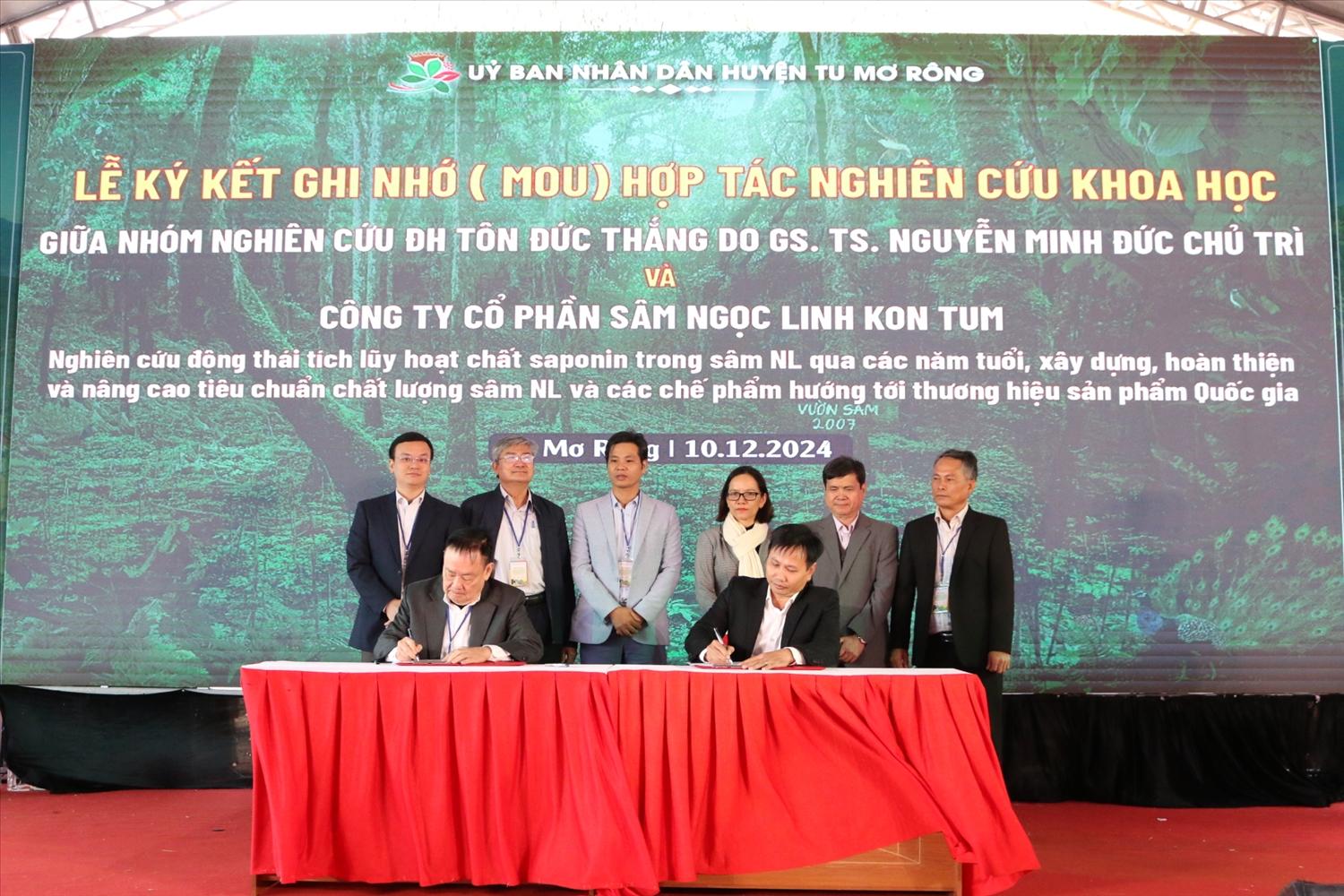 Nhóm nghiên cứu sâm Việt Nam của Trường Đại học Tôn Đức Thắng ký kết hợp tác với Công ty cổ phần sâm Ngọc Linh Kon Tum để nghiên cứu về sự phát triển hoạt chất trên cây sâm Ngọc Linh qua các chu kỳ phát triển hàng năm Nhóm nghiên cứu sâm Việt Nam của Trường Đại học Tôn Đức Thắng ký kết hợp tác với Công ty cổ phần sâm Ngọc Linh Kon Tum để nghiên cứu về sự phát triển hoạt chất trên cây sâm Ngọc Linh qua các chu kỳ phát triển hàng năm